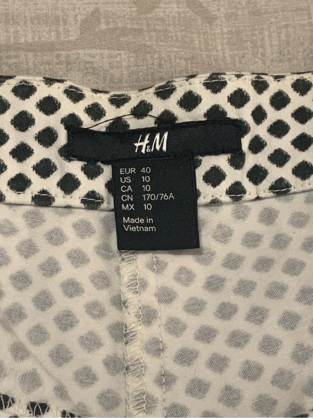 H&M Black and White Geo-Print Mini Skirt - Picture 2 of 3